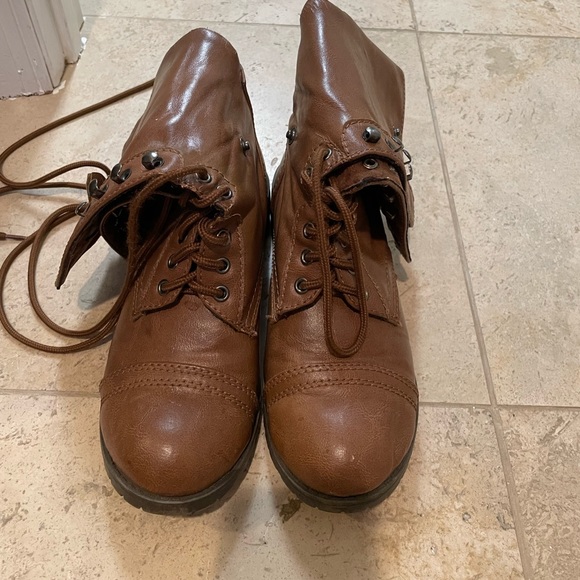 Lace up brown boots - Picture 3 of 8